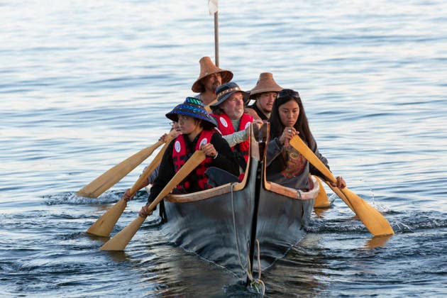 July 30, 2026, Seattle, Washington, USA: Members of the Nisqually Tribe launch their canoe from Alki Beach in Seattle on Thursday, July 30, 2026. Tribes participating in the Canoe Journey were hosted for the night by the Muckleshoot Tribe before arriving at their final destination at the Nisqually Medicine Creek Potlatch in Olympia, Washington. The annual journey includes Canoe Families from many native canoe cultures, including Native American tribes, First Nations peoples, Alaska Natives and other indigenous peoples worldwide. Seattle USA - ZUMAg235 20260730_zap_g235_018 Copyright: xPaulxChristianxGordonx