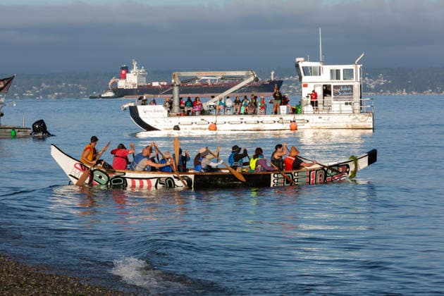 July 30, 2026, Seattle, Washington, USA: Tribal members launch their dugout canoe from Alki Beach in Seattle on Thursday, July 30, 2026. Tribes participating in the Canoe Journey were hosted for the night by the Muckleshoot Tribe before arriving at their final destination at the Nisqually Medicine Creek Potlatch in Olympia, Washington. The annual journey includes Canoe Families from many native canoe cultures, including Native American tribes, First Nations peoples, Alaska Natives and other indigenous peoples worldwide. Seattle USA - ZUMAg235 20260730_zap_g235_035 Copyright: xPaulxChristianxGordonx