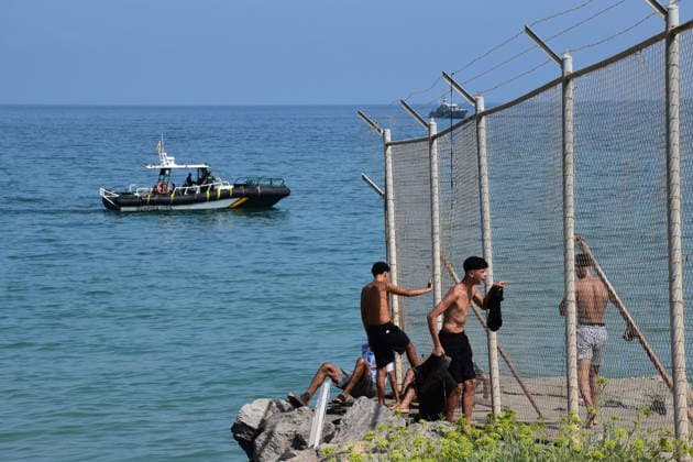 Hundreds of people are swimming across to Ceuta from Morocco, with a crowd waiting on the other side of the border. Several people are crossing the border on July 30, 2026, in Ceuta, Spain. Hundreds of people of Maghreb origin have crossed into Ceuta from Morocco throughout the morning, either by swimming or along the breakwater, and a crowd is waiting on the other side of the border to enter the autonomous city in the same way. Over the past week, more than 2,000 migrants have already done so. JULY 30, 2026 Europa Press 07 30 2026 Ceuta, Spain  Copyright: xEuropaxPressx 7695879