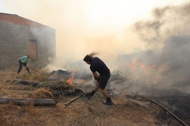 Wildfire rages in Vila-Real, Portugal VILA-REAL, PORTUGAL - JULY 30: Aerial and ground crews battle the wildfire that broke out in Vila-Real, Portugal on July 30, 2026. The fire that in Valpacos in Villarreal and spread to different parishes in northern Portugal. It s now in Ermidas and the situation is out of control, forcing many residents to evacuate. Felipe Carnotto Anadolu Vila-real Portugal. Editorial use only. Please get in touch for any other usage.  Copyright: x2026xAnadoluxFelipexCarnottox
