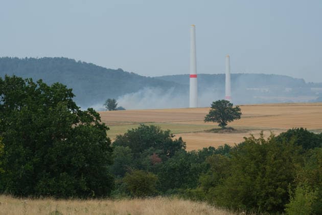 Feld zwischen Wolfhagen und Ehringen brennt lichterloh Windkraftbaustelle mit Materiallager betroffen Rund 30 Feuerwehren aus zwei Landkreisen löschen bis in den Abend Starker Wind und knapp 40 Grad treiben die Flammen an Am 30.07.2026 brannte ein Feld zwischen Wolfhagen und Ehringen im Landkreis Waldeck-Frankenberg, auf dem sich die Baustelle einer Windkraftanlage befand. Die Flammen erfassten das Materiallager der Baustelle, rund 30 Feuerwehren aus zwei Landkreisen bekämpften den Flächen- und Waldbrand bis in den Abend. Betroffen war eine Fläche von 40.000 Quadratmetern; starker Wind und Temperaturen von rund 40 Grad begünstigten die Ausbreitung. Laut einem Polizeisprecher war möglicherweise ein technischer Defekt an ein