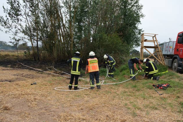 Feld zwischen Wolfhagen und Ehringen brennt lichterloh Windkraftbaustelle mit Materiallager betroffen Rund 30 Feuerwehren aus zwei Landkreisen löschen bis in den Abend Starker Wind und knapp 40 Grad treiben die Flammen an Am 30.07.2026 brannte ein Feld zwischen Wolfhagen und Ehringen im Landkreis Waldeck-Frankenberg, auf dem sich die Baustelle einer Windkraftanlage befand. Die Flammen erfassten das Materiallager der Baustelle, rund 30 Feuerwehren aus zwei Landkreisen bekämpften den Flächen- und Waldbrand bis in den Abend. Betroffen war eine Fläche von 40.000 Quadratmetern; starker Wind und Temperaturen von rund 40 Grad begünstigten die Ausbreitung. Laut einem Polizeisprecher war möglicherweise ein technischer Defekt an ein