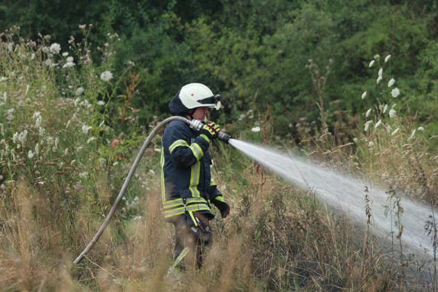 Feld zwischen Wolfhagen und Ehringen brennt lichterloh Windkraftbaustelle mit Materiallager betroffen Rund 30 Feuerwehren aus zwei Landkreisen löschen bis in den Abend Starker Wind und knapp 40 Grad treiben die Flammen an Am 30.07.2026 brannte ein Feld zwischen Wolfhagen und Ehringen im Landkreis Waldeck-Frankenberg, auf dem sich die Baustelle einer Windkraftanlage befand. Die Flammen erfassten das Materiallager der Baustelle, rund 30 Feuerwehren aus zwei Landkreisen bekämpften den Flächen- und Waldbrand bis in den Abend. Betroffen war eine Fläche von 40.000 Quadratmetern; starker Wind und Temperaturen von rund 40 Grad begünstigten die Ausbreitung. Laut einem Polizeisprecher war möglicherweise ein technischer Defekt an ein