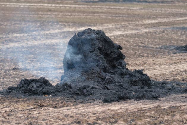 Feld zwischen Wolfhagen und Ehringen brennt lichterloh Windkraftbaustelle mit Materiallager betroffen Rund 30 Feuerwehren aus zwei Landkreisen löschen bis in den Abend Starker Wind und knapp 40 Grad treiben die Flammen an Am 30.07.2026 brannte ein Feld zwischen Wolfhagen und Ehringen im Landkreis Waldeck-Frankenberg, auf dem sich die Baustelle einer Windkraftanlage befand. Die Flammen erfassten das Materiallager der Baustelle, rund 30 Feuerwehren aus zwei Landkreisen bekämpften den Flächen- und Waldbrand bis in den Abend. Betroffen war eine Fläche von 40.000 Quadratmetern; starker Wind und Temperaturen von rund 40 Grad begünstigten die Ausbreitung. Laut einem Polizeisprecher war möglicherweise ein technischer Defekt an ein
