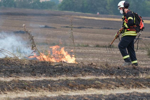 Feld zwischen Wolfhagen und Ehringen brennt lichterloh Windkraftbaustelle mit Materiallager betroffen Rund 30 Feuerwehren aus zwei Landkreisen löschen bis in den Abend Starker Wind und knapp 40 Grad treiben die Flammen an Am 30.07.2026 brannte ein Feld zwischen Wolfhagen und Ehringen im Landkreis Waldeck-Frankenberg, auf dem sich die Baustelle einer Windkraftanlage befand. Die Flammen erfassten das Materiallager der Baustelle, rund 30 Feuerwehren aus zwei Landkreisen bekämpften den Flächen- und Waldbrand bis in den Abend. Betroffen war eine Fläche von 40.000 Quadratmetern; starker Wind und Temperaturen von rund 40 Grad begünstigten die Ausbreitung. Laut einem Polizeisprecher war möglicherweise ein technischer Defekt an ein