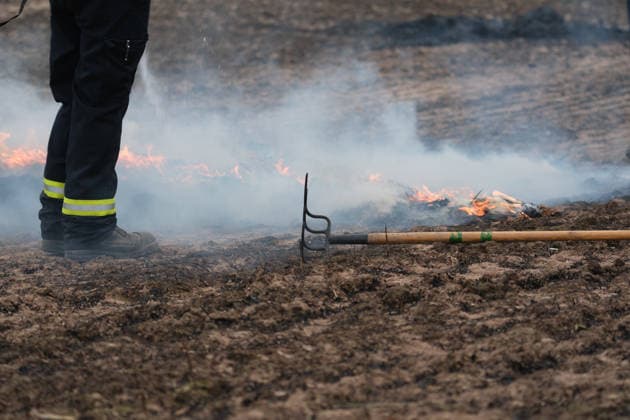 Feld zwischen Wolfhagen und Ehringen brennt lichterloh Windkraftbaustelle mit Materiallager betroffen Rund 30 Feuerwehren aus zwei Landkreisen löschen bis in den Abend Starker Wind und knapp 40 Grad treiben die Flammen an Am 30.07.2026 brannte ein Feld zwischen Wolfhagen und Ehringen im Landkreis Waldeck-Frankenberg, auf dem sich die Baustelle einer Windkraftanlage befand. Die Flammen erfassten das Materiallager der Baustelle, rund 30 Feuerwehren aus zwei Landkreisen bekämpften den Flächen- und Waldbrand bis in den Abend. Betroffen war eine Fläche von 40.000 Quadratmetern; starker Wind und Temperaturen von rund 40 Grad begünstigten die Ausbreitung. Laut einem Polizeisprecher war möglicherweise ein technischer Defekt an ein