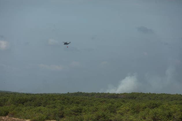 France continues wildfire battle as heat wave keeps Europe on alert BORDEAUX, FRANCE - JULY 30: Firefighters continue efforts to contain a wildfire near Bordeaux in southwestern France as France and Spain battle multiple blazes amid high temperatures and the risk of flare-ups, with active fires reported in Gironde, Var and Cote-d Or and 21 French departments under orange heatwave alerts on July 30, 2026. Four firefighters are injured while battling a fire in the Var department before it is brought under control overnight, including one who suffers a fracture and others affected by minor smoke inhalation, while operations remain difficult due to intense heat and expected southwesterly winds, although crews in Gironde express optimism after a  Copyright: x2026xAnadoluxMohamadxSalaheldinxAbdelghanixAlsayedx