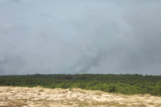 France continues wildfire battle as heat wave keeps Europe on alert BORDEAUX, FRANCE - JULY 30: Firefighters continue efforts to contain a wildfire near Bordeaux in southwestern France as France and Spain battle multiple blazes amid high temperatures and the risk of flare-ups, with active fires reported in Gironde, Var and Cote-d Or and 21 French departments under orange heatwave alerts on July 30, 2026. Four firefighters are injured while battling a fire in the Var department before it is brought under control overnight, including one who suffers a fracture and others affected by minor smoke inhalation, while operations remain difficult due to intense heat and expected southwesterly winds, although crews in Gironde express optimism after a  Copyright: x2026xAnadoluxMohamadxSalaheldinxAbdelghanixAlsayedx