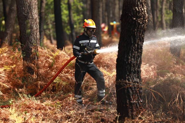 France continues wildfire battle as heat wave keeps Europe on alert BORDEAUX, FRANCE - JULY 30: Firefighters continue efforts to contain a wildfire near Bordeaux in southwestern France as France and Spain battle multiple blazes amid high temperatures and the risk of flare-ups, with active fires reported in Gironde, Var and Cote-d Or and 21 French departments under orange heatwave alerts on July 30, 2026. Four firefighters are injured while battling a fire in the Var department before it is brought under control overnight, including one who suffers a fracture and others affected by minor smoke inhalation, while operations remain difficult due to intense heat and expected southwesterly winds, although crews in Gironde express optimism after a  Copyright: x2026xAnadoluxMohamadxSalaheldinxAbdelghanixAlsayedx