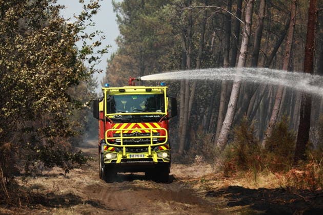 France continues wildfire battle as heat wave keeps Europe on alert BORDEAUX, FRANCE - JULY 30: Firefighters continue efforts to contain a wildfire near Bordeaux in southwestern France as France and Spain battle multiple blazes amid high temperatures and the risk of flare-ups, with active fires reported in Gironde, Var and Cote-d Or and 21 French departments under orange heatwave alerts on July 30, 2026. Four firefighters are injured while battling a fire in the Var department before it is brought under control overnight, including one who suffers a fracture and others affected by minor smoke inhalation, while operations remain difficult due to intense heat and expected southwesterly winds, although crews in Gironde express optimism after a  Copyright: x2026xAnadoluxMohamadxSalaheldinxAbdelghanixAlsayedx