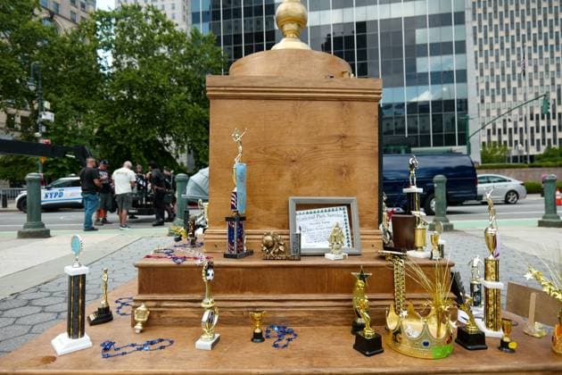 New York, NY- July 29: A 10 footÃ¢â‚¬Â Iran War Participation TrophyÃ¢â‚¬Â for the President of the USA in Manhattan Foley Square by Protest Art Group The Secret Handshake on July 30, 2026 Credit: Camara AdMedia USA  - ZUMAa123 20260730_zaa_a123_029 Copyright: xPorterx
