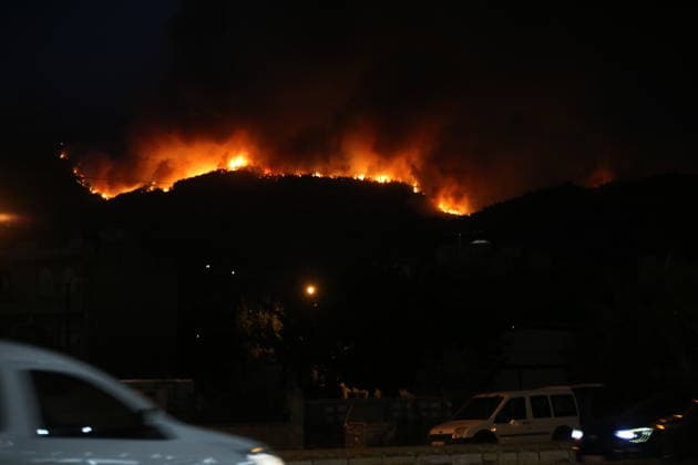 Firefighting efforts continue against forest fire in Turkiye s Aydin AYDIN, TURKIYE - JULY 30: Firefighting crews and citizens work to contain a forest fire in the Cine district of Aydin, Turkiye, as aerial and ground firefighting operations continue against the blaze, on July 30, 2026. Ferdi Uzun Anadolu Aydin Turkey. Editorial use only. Please get in touch for any other usage.  Copyright: x2026xAnadoluxFerdixUzunx