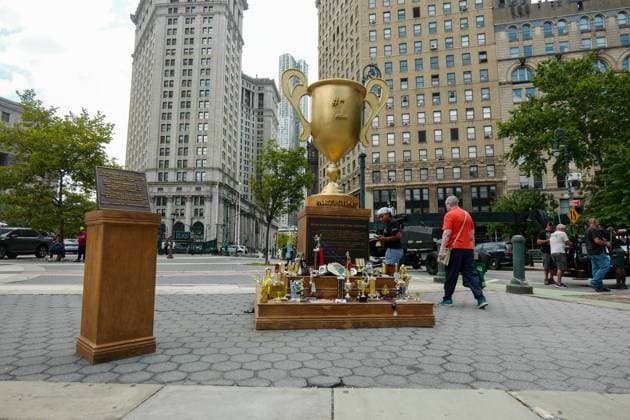 Iran War Participation Trophy Art in NYC New York, NY- July 29: A 10 foot Iran War Participation Trophy for the President of the USA in Manhattan Foley Square by Protest Art Group The Secret Handshake on July 30, 2026 Credit: Camara Porter AdMedia EDITORIAL USE ONLY  Copyright: xx Porter xAdMediax admphotosthree008865