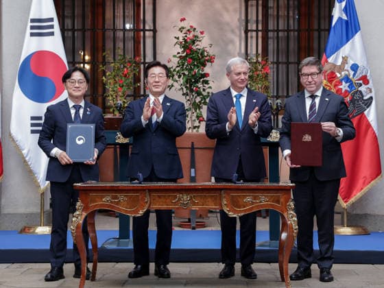S. Korea-Chile MOU on partnership for mineral resources S. Korea-Chile MOU on partnership for mineral resources South Korean Industry Minister Kim Jung-kwan (L) and Chilean Mining Minister Daniel Mas (R) pose for a photo during the signing ceremony at the presidential palace in Santiago on July 30, 2026, for a South Korea-Chile memorandum of understanding on a partnership for critical mineral resources, with South Korean President Lee Jae Myung (2nd from L) and Chilean President Jose Antonio Kast in attendance. (Yonhap) 2026-07-31 05:59:22 < 1980-2026 YONHAPNEWS AGENCY. .> Ä¥·¹ Ä¥·¹ EDITORIAL USE ONLY  Copyright: xx PYH2026073102090031500 YonhapxNewsx yonphotos255112