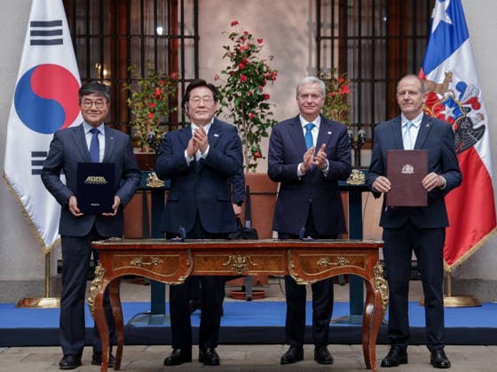 S. Korea-Chile MOU on cooperation in polar research S. Korea-Chile MOU on cooperation in polar research Shin Hyung-chul (L), chief of the Korea Polar Research Institute, and Gino Casassa Rogazinski (R), head of the Chilean Antarctic Institute, pose for a photo during the signing ceremony at the presidential palace in Santiago on July 30, 2026, for a South Korea-Chile memorandum of understanding on cooperation in polar research projects, with South Korean President Lee Jae Myung (2nd from L) and Chilean President Jose Antonio Kast in attendance. (Yonhap) 2026-07-31 06:00:56 < 1980-2026 YONHAPNEWS AGENCY. .> Ä¥·¹ Ä¥·¹ EDITORIAL USE ONLY  Copyright: xx PYH2026073102120031500 YonhapxNewsx yonphotos255114