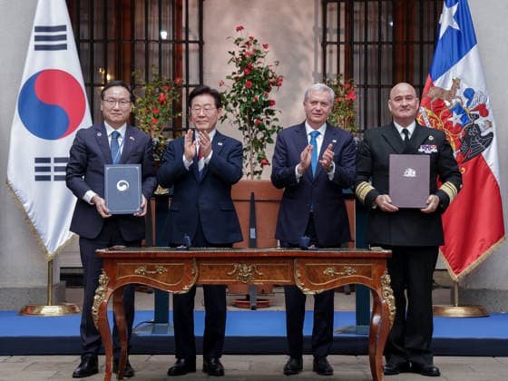 S. Korea-Chile MOU on cooperation in maritime safety, security S. Korea-Chile MOU on cooperation in maritime safety, security South Korean Ambassador to Chile Kim Hak-jae (L) and Arturo Oxley Lizana (R), director general of the Chilean Navy s Maritime Territory and Merchant Marine, pose for a photo during the signing ceremony at the presidential palace in Santiago on July 30, 2026, for a South Korea-Chile memorandum of understanding on cooperation in the promotion of maritime safety and security, with South Korean President Lee Jae Myung (2nd from L) and Chilean President Jose Antonio Kast in attendance. (Yonhap) 2026-07-31 06:01:29 < 1980-2026 YONHAPNEWS AGENCY. .> Ä¥·¹ Ä¥·¹ EDITORIAL USE ONLY  Copyright: xx PYH2026073102190031500 YonhapxNewsx yonphotos255115