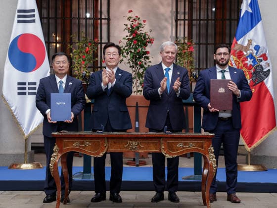 S. Korea-Chile MOU on cooperation in investment S. Korea-Chile MOU on cooperation in investment Kang Kyung-sung (L), head of the Korea Trade-Investment Promotion Agency, and Juan Pablo Candia (R), acting director of the Chilean Foreign Investment Promotion Agency, pose for a photo during the signing ceremony at the presidential palace in Santiago on July 30, 2026, for a South Korea-Chile memorandum of understanding on cooperation involving investments, with South Korean President Lee Jae Myung (2nd from L) and Chilean President Jose Antonio Kast in attendance. (Yonhap) 2026-07-31 06:02:03 < 1980-2026 YONHAPNEWS AGENCY. .> Ä¥·¹ Ä¥·¹ EDITORIAL USE ONLY  Copyright: xx PYH2026073102310031500 YonhapxNewsx yonphotos255116