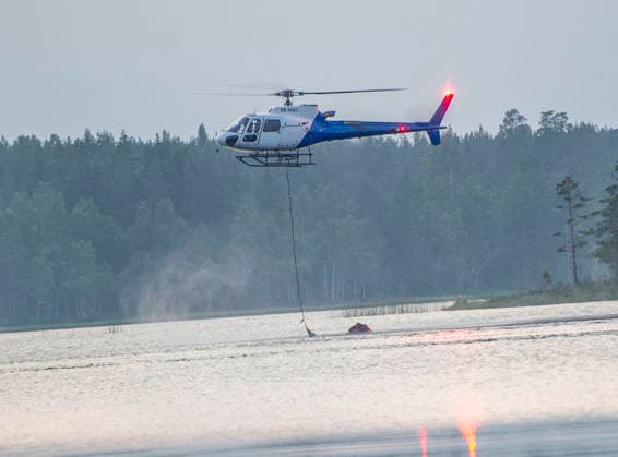 SKINNSKATTEBERG 20260730 Skogsbrand i Skinnskatteberg. Tva helikoptrar turas om att vattenbomba branden. Skinnskatteberg Sverige x10199x *** SKINNSKATTEBERG 20260730 Forest fire in Skinnskatteberg Two helicopters are taking turns dropping water on the fire Skinnskatteberg, Sweden x10199x  Copyright: xNiklasxHagman TTx SKOGSBRAND SKINNSKATTEBERG iUD9uNI2ZHo