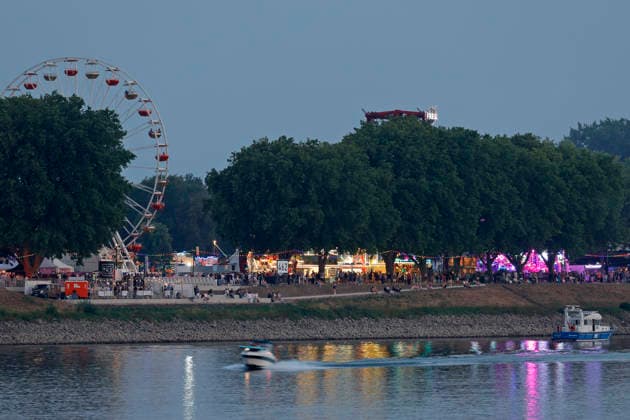 Sommer Impressionen 30.07.2026 Sommerwetter nach Regenschauer hier erster Tag des Fischerfest am Rhein mit Niedrigwasser bei Gernsheim - wird es ein Höhenfeuerwerk geben? Gernsheim Hessen Deutschland *** Summer Impressions July 30, 2026 Summer weather after a rain shower—here is the first day of the Fishermen s Festival on the Rhine, with low water levels near Gernsheim; there will be a fireworks display in the sky. Gernsheim, Hesse, Germany