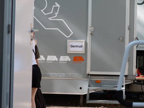 Im Bild: An der Base: Eine mobile Garderobe für die Rolle Gertrud. Kamera läuft in Görliwood: Dreharbeiten für historische Serie Dolly gestartet. Görlitz, 30. Juli 2026 Die historische Altstadt von Görlitz verwandelt sich seit Ende Juli wieder in eine lebendige Filmkulisse. Unter dem Arbeitstitel Dolly haben die Dreharbeiten für eine neue aufwendige historische Serie begonnen. Die Produktion wird von der Beta Berlin Produktions GmbH umgesetzt und erstreckt sich über die Monate Juli und August 2026. Aufwendige Kulissen am Fischmarkt. Für das im 19. Jahrhundert angesiedelte Serienprojekt wird das historische Stadtbild von Görlitz intensiv genutzt. Ein zentraler Drehort ist der Görlitzer Fischmarkt. Um die Atm Copyright: xMatthiasxWehnertx