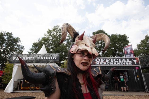 Das 35. Wacken Open Air Tag 2 mit Legenden des Metaks unter Sommerhitze Der zweite Tag Wacken unter Sommerhitze und die Legenden gaben sich die Hand auf der Bühne. Bis in die Nacht werden nun weitere Stars der Szene die 85.000 Fans weiter aufheitzen ein Schauer ab 22 Uhr wurde fast herbeigesehntt. Erst am Freitag soll sich die Lage mit milderen Temperaturen entspannen. Wacken Wacken open Air Schleswig Holstein Deutschland IVDJ8019 *** Day 2 of the 35th Wacken Open Air: Metal Legends in the Summer Heat The second day of Wacken took place in the summer heat, and the legends shared the stage. Well into the night, more stars of the scene will continue to fire up the 85,000 fans; a set starting at 10 p.m. was eagerly eagerly anticipated. The