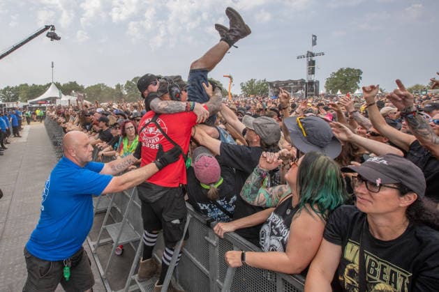 Das 35. Wacken Open Air Tag 2 mit Legenden des Metaks unter Sommerhitze Der zweite Tag Wacken unter Sommerhitze und die Legenden gaben sich die Hand auf der Bühne. Bis in die Nacht werden nun weitere Stars der Szene die 85.000 Fans weiter aufheitzen ein Schauer ab 22 Uhr wurde fast herbeigesehntt. Erst am Freitag soll sich die Lage mit milderen Temperaturen entspannen. Wacken Wacken open Air Schleswig Holstein Deutschland IVDJ8184 *** Day 2 of the 35th Wacken Open Air: Metal Legends in the Summer Heat The second day of Wacken took place in the summer heat, and the legends took the stage together. Well into the night, more stars of the scene will continue to fire up the 85,000 fans; a concert starting at 10 p.m. was eagerly eagerly antici