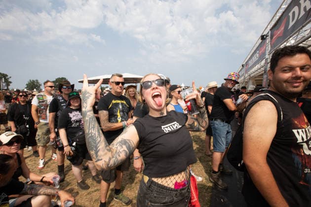 Das 35. Wacken Open Air Tag 2 mit Legenden des Metaks unter Sommerhitze Der zweite Tag Wacken unter Sommerhitze und die Legenden gaben sich die Hand auf der Bühne. Bis in die Nacht werden nun weitere Stars der Szene die 85.000 Fans weiter aufheitzen ein Schauer ab 22 Uhr wurde fast herbeigesehntt. Erst am Freitag soll sich die Lage mit milderen Temperaturen entspannen. Wacken Wacken open Air Schleswig Holstein Deutschland IVDJ8216 *** Day 2 of the 35th Wacken Open Air: Metal Legends in the Summer Heat The second day of Wacken took place in the summer heat, and the legends shared the stage. Well into the night, more stars of the scene will continue to fire up the 85,000 fans; a lineup starting at 10 p.m. was eagerly eagerly anticipated. C