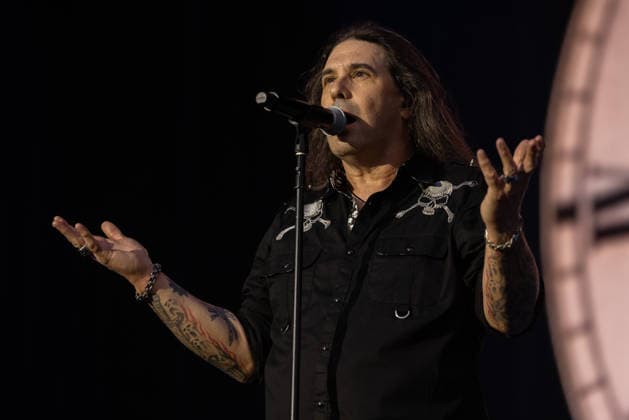 Das 35. Wacken Open Air Tag 2 mit Legenden unter Sommerhitze Der zweite Tag Wacken unter Sommerhitze und die Legenden gaben sich die Hand auf der Bühne. Einer der Headliner Savatage lieferten wie bestellt und waren der endlich der beginn des härteren Teils des Festivals in Wacken. Erst gene 22 Uhr brachte ein Schauer die ersehnte Kühlung. Wacken Wacken open Air Schleswig Holstein Deutschland _5DL0047 *** Day 2 of the 35th Wacken Open Air: Legends in the Summer Heat The second day at Wacken under the summer heat, with legends sharing the stage. One of the headliners, Savatage, delivered exactly as expected and finally kicked off the heavier part of the festival in Wacken. It wasn’t until 22 a.m. did a shower bring the long-awaited relief