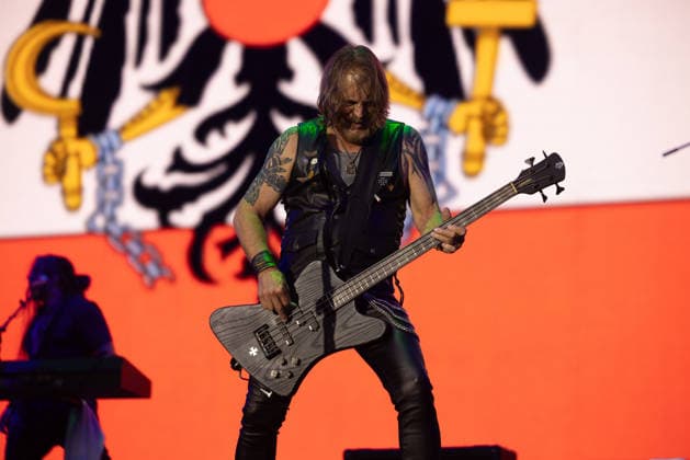 Das 35. Wacken Open Air Tag 2 mit Legenden unter Sommerhitze Der zweite Tag Wacken unter Sommerhitze und die Legenden gaben sich die Hand auf der Bühne. Einer der Headliner Savatage lieferten wie bestellt und waren der endlich der beginn des härteren Teils des Festivals in Wacken. Erst gene 22 Uhr brachte ein Schauer die ersehnte Kühlung. Wacken Wacken open Air Schleswig Holstein Deutschland _5DL0077 *** Day 2 of the 35th Wacken Open Air: Legends in the Summer Heat The second day at Wacken under the summer heat, with legends sharing the stage One of the headliners, Savatage, delivered exactly as expected and finally kicked off the heavier part of the festival in Wacken. It wasn t until 22 a.m. did a shower bring the long-awaited relief