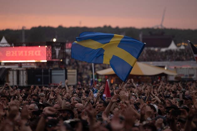 Das 35. Wacken Open Air Tag 2 mit Legenden des Metaks unter Sommerhitze Der zweite Tag Wacken unter Sommerhitze und die Legenden gaben sich die Hand auf der Bühne. Bis in die Nacht werden nun weitere Stars der Szene die 85.000 Fans weiter aufheitzen ein Schauer ab 22 Uhr wurde fast herbeigesehntt. Erst am Freitag soll sich die Lage mit milderen Temperaturen entspannen. Wacken Wacken open Air Schleswig Holstein Deutschland _5DL0143 *** Day 2 of the 35th Wacken Open Air: Metal Legends in the Summer Heat The second day of Wacken took place in the summer heat, and the legends shared the stage. Well into the night, more stars of the scene will continue to fire up the 85,000 fans; a concert starting at 10 p.m. was eagerly eagerly anticipated.