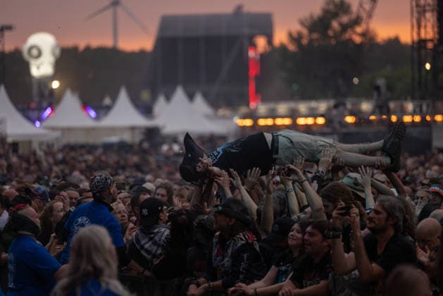 Das 35. Wacken Open Air Tag 2 mit Legenden des Metaks unter Sommerhitze Der zweite Tag Wacken unter Sommerhitze und die Legenden gaben sich die Hand auf der Bühne. Bis in die Nacht werden nun weitere Stars der Szene die 85.000 Fans weiter aufheitzen ein Schauer ab 22 Uhr wurde fast herbeigesehntt. Erst am Freitag soll sich die Lage mit milderen Temperaturen entspannen. Wacken Wacken open Air Schleswig Holstein Deutschland _5DL0153 *** Day 2 of the 35th Wacken Open Air: Metal Legends in the Summer Heat The second day of Wacken took place in the summer heat, and the legends shared the stage. Well into the night, more stars of the scene will continue to fire up the 85,000 fans; a set starting at 10 p.m. was almost eagerly anticipated. The s