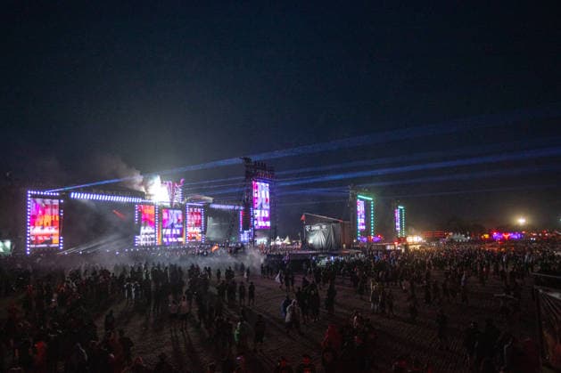 Das 35. Wacken Open Air Tag 2 mit Legenden des Metals unter Sommerhitze, der Schädel nennt jeden Tag die Banss für 2027 Der zweite Tag Wacken unter Sommerhitze und die Legenden gaben sich die Hand auf der Bühne. Bis in die Nacht werden nun weitere Stars der Szene die 85.000 Fans weiter aufheitzen ein Schauer ab 22 Uhr wurde fast herbeigesehntt. Erst am Freitag soll sich die Lage mit milderen Temperaturen entspannen. Jeden Aben um 22 Uhr werden weitere Bands für Wacken 2027 angekündigt, gestern mit Flammen, Donnerstag mit einer Lasershow. Wacken Wacken open Air Schleswig Holstein Deutschland IVDJ8621 *** Day 2 of the 35th Wacken Open Air, featuring metal legends in the summer heat, The Skull announces the lineup for 2027 every day. Th