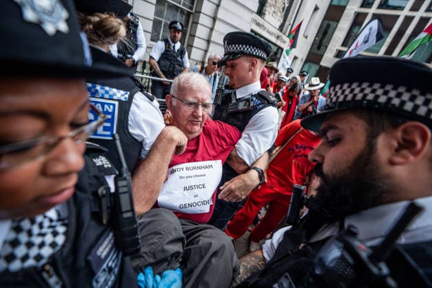 Palestine Action Arrests in London, UK - 30 Jul 2026 A supporter of Palestine Action is arrested by Police outside Westminster Magistrates Court. Hundreds of pro-Palestinian activists gathered outside Westminster Magistrates Court to defy Section 12 of the Terrorist Act by declaring support of proscribed group Palestine Action. They were protesting at a hearing for the prosecution of 1500 supporters previously arrested for holding up signs that have been deemed unlawful. London United Kingdom Copyright: xLabxMox xSOPAxImagesx LabMO_PALESTINE_ACTION_ARRESTS_SOPA_19.jpeg