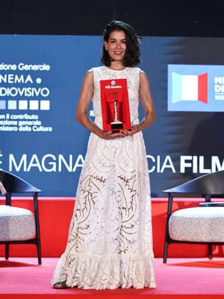 IPA87126003 - Soverato (CZ), Magna Graecia Film Festival - Day 6. Pictured: Giulia Michelini with the Golden Column  Copyright: xMarcoxProvvisionatox xMarcoxProvvisionatox 87126003