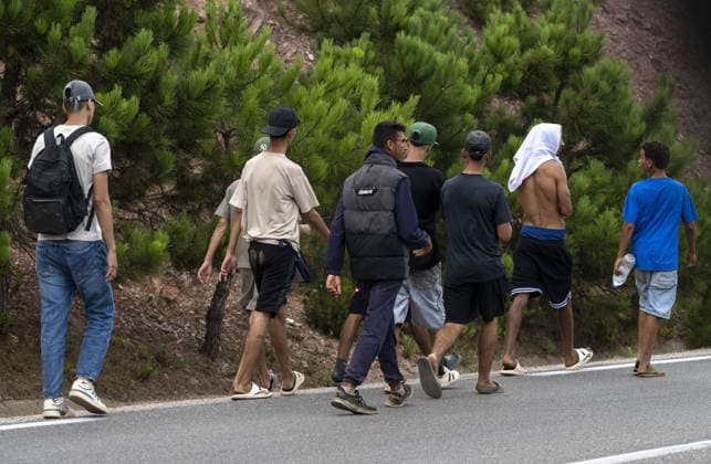 More than 800 irregular migrants intercepted while attempting to swim from Morocco to Spain s North African coast CASTILLEJOS, MOROCCO - JULY 31: Irregular migrants gather near the border area as more than 800 migrants attempting to swim from the coast of Castillejos, Morocco, to the Spanish North African enclave of Ceuta are intercepted by authorities on July 31, 2026. Some migrants are seen rushing toward the border in an attempt to enter Spanish territory. Abu Adem Muhammed Anadolu Castillejos Morocco. Editorial use only. Please get in touch for any other usage.  Copyright: x2026xAnadoluxAbuxAdemxMuhammedx