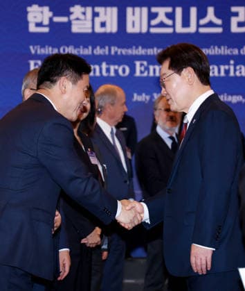 S. Korea-Chile business roundtable S. Korea-Chile business roundtable South Korean President Lee Jae Myung (R) shakes hands with Lyu Jae-cheol, CEO of LG Electronics Inc., during a business roundtable meeting with South Korean and Chilean business leaders at a Santiago hotel on July 30, 2026. (Yonhap) 2026-07-31 09:38:02 < 1980-2026 YONHAPNEWS AGENCY. .> Ä¥·¹ Ä¥·¹ EDITORIAL USE ONLY  Copyright: xx PYH2026073105390031500 YonhapxNewsx yonphotos255120
