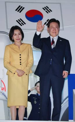 Lee leaves Chile, heads to Argentina for summit Lee leaves Chile, heads to Argentina for summit South Korean President Lee Jae Myung (R), alongside his wife, Kim Hea Kyung, waves at Arturo Merino Benitez International Airport in Santiago on July 30, 2026, prior to flying to Buenos Aires to hold a summit with Argentine President Javier Milei. (Yonhap) 2026-07-31 10:18:39 < 1980-2026 YONHAPNEWS AGENCY. .> Ä¥·¹ Ä¥·¹ EDITORIAL USE ONLY  Copyright: xx PYH2026073106610031500 YonhapxNewsx yonphotos255127
