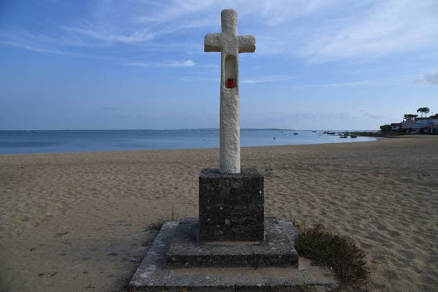 France continues wildfire battle as heat wave keeps Europe on alert BORDEAUX, FRANCE - JULY 30: A deserted beach near Bordeaux, France, is seen on July 30, 2026, after authorities cleared nearby beaches due to the wildfire threat. Firefighters continue battling flare-ups in the surrounding forest following the evacuation of nearby campsites. Dragan Lekic Anadolu Bordeaux France. Editorial use only. Please get in touch for any other usage.  Copyright: x2026xAnadoluxDraganxLekicx