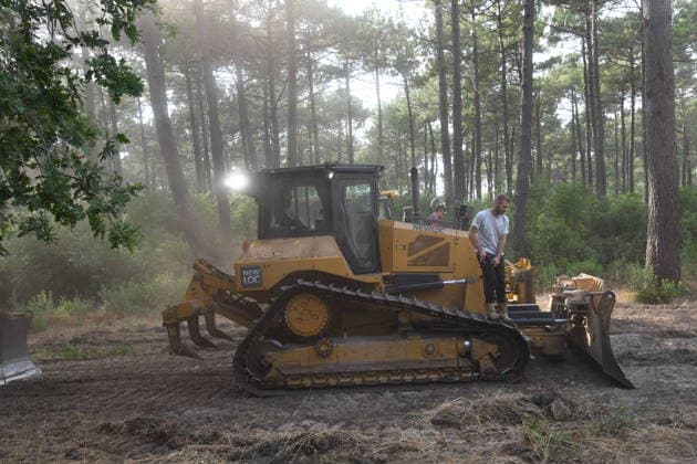 France continues wildfire battle as heat wave keeps Europe on alert BORDEAUX, FRANCE - JULY 30: A bulldozer clears vegetation to create a firebreak in a forest near Bordeaux, France, on July 30, 2026, as emergency crews continue efforts to contain the wildfire. Firefighters remain engaged in battling flare-ups following the evacuation of nearby campsites and the closure of beaches due to the wildfire threat. Dragan Lekic Anadolu Bordeaux France. Editorial use only. Please get in touch for any other usage.  Copyright: x2026xAnadoluxDraganxLekicx
