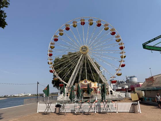 Riesenrad an der Hafenspitze beim Rheinischen Fischerfest in Gernsheim - Gernsheim 30.07.2026: 76. Rheinisches Fischerfest *** Ferris wheel at the tip of the harbor during the Rhenish Fishermen s Festival in Gernsheim Gernsheim July 30, 2026 76 Rhenish Fishermen s Festival