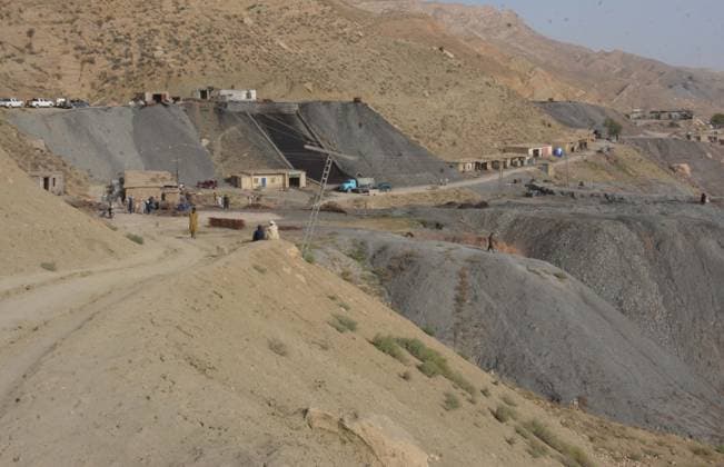 Pakistan coal mine collapse kills 2, traps 22, authorities say QUETTA, BALOCHISTAN, PAKISTAN - JULY 31: Rescue workers and local residents gather at the site of a coal mine explosion in the Sorange area, approximately 40 kilometers from Quetta, Balochistan, Pakistan, on July 31, 2026. Two miners were killed and 22 others remained trapped after a coal mine collapsed near Quetta in Pakistan s southwestern Balochistan province, provincial authorities said Thursday. Mazhar Chandio Anadolu Quetta Pakistan. Editorial use only. Please get in touch for any other usage.  Copyright: x2026xAnadoluxMazharxChandiox