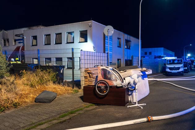Wohnungsbrand in Mehrfamilienhaus - 16 Personen retten sich selbst Am 31.07.2026 wurde die Feuerwehr um 2:38 Uhr zu einem Wohnungsbrand in der Maybachstraße in Rödermark-Ober-Roden alarmiert. Rund 150 Einsatzkräfte der Feuerwehren Rödermark, Rodgau, Seligenstadt, Dreieich und Egelsbach waren im Einsatz. Laut Polizei wurden 16 Personen aus dem Gebäude evakuiert bzw. retteten sich selbst, insgesamt sind rund 114 Personen in dem Gebäudekomplex wohnhaft gemeldet. Eine Person weigerte sich, das Gebäude zu verlassen, behinderte die Einsatzmaßnahmen massiv und wurde vor Ort festgenommen. Die Unterbringung der Bewohner der Brandwohnungen ist noch ungeklärt, die Nachlöscharbeiten dauern an. Rödermark Ober-Roden Hessen Deutschland *** Apar