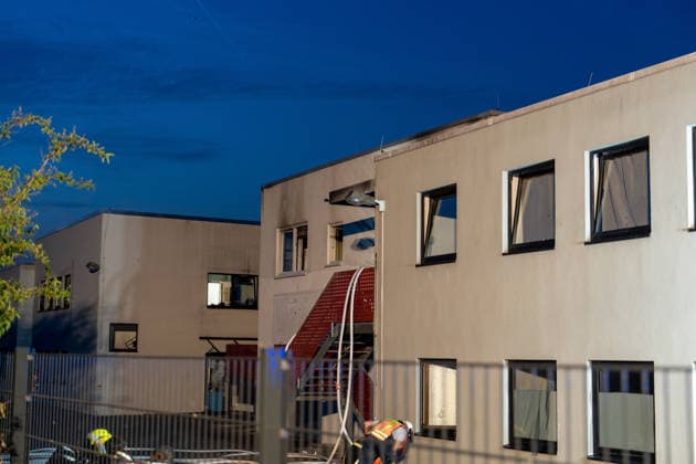 Wohnungsbrand in Mehrfamilienhaus - 16 Personen retten sich selbst Am 31.07.2026 wurde die Feuerwehr um 2:38 Uhr zu einem Wohnungsbrand in der Maybachstraße in Rödermark-Ober-Roden alarmiert. Rund 150 Einsatzkräfte der Feuerwehren Rödermark, Rodgau, Seligenstadt, Dreieich und Egelsbach waren im Einsatz. Laut Polizei wurden 16 Personen aus dem Gebäude evakuiert bzw. retteten sich selbst, insgesamt sind rund 114 Personen in dem Gebäudekomplex wohnhaft gemeldet. Eine Person weigerte sich, das Gebäude zu verlassen, behinderte die Einsatzmaßnahmen massiv und wurde vor Ort festgenommen. Die Unterbringung der Bewohner der Brandwohnungen ist noch ungeklärt, die Nachlöscharbeiten dauern an. Rödermark Ober-Roden Hessen Deutschland *** Apar