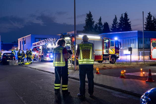 Wohnungsbrand in Mehrfamilienhaus - 16 Personen retten sich selbst Am 31.07.2026 wurde die Feuerwehr um 2:38 Uhr zu einem Wohnungsbrand in der Maybachstraße in Rödermark-Ober-Roden alarmiert. Rund 150 Einsatzkräfte der Feuerwehren Rödermark, Rodgau, Seligenstadt, Dreieich und Egelsbach waren im Einsatz. Laut Polizei wurden 16 Personen aus dem Gebäude evakuiert bzw. retteten sich selbst, insgesamt sind rund 114 Personen in dem Gebäudekomplex wohnhaft gemeldet. Eine Person weigerte sich, das Gebäude zu verlassen, behinderte die Einsatzmaßnahmen massiv und wurde vor Ort festgenommen. Die Unterbringung der Bewohner der Brandwohnungen ist noch ungeklärt, die Nachlöscharbeiten dauern an. Rödermark Ober-Roden Hessen Deutschland *** Apar