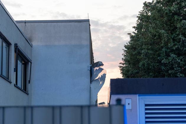 Wohnungsbrand in Mehrfamilienhaus - 16 Personen retten sich selbst Am 31.07.2026 wurde die Feuerwehr um 2:38 Uhr zu einem Wohnungsbrand in der Maybachstraße in Rödermark-Ober-Roden alarmiert. Rund 150 Einsatzkräfte der Feuerwehren Rödermark, Rodgau, Seligenstadt, Dreieich und Egelsbach waren im Einsatz. Laut Polizei wurden 16 Personen aus dem Gebäude evakuiert bzw. retteten sich selbst, insgesamt sind rund 114 Personen in dem Gebäudekomplex wohnhaft gemeldet. Eine Person weigerte sich, das Gebäude zu verlassen, behinderte die Einsatzmaßnahmen massiv und wurde vor Ort festgenommen. Die Unterbringung der Bewohner der Brandwohnungen ist noch ungeklärt, die Nachlöscharbeiten dauern an. Rödermark Ober-Roden Hessen Deutschland *** Apar