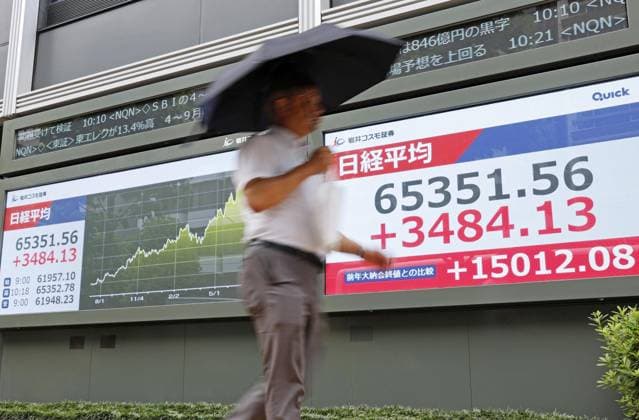 Tokyo stocks surge Financial data monitors in Tokyo show the Nikkei Stock Average surging over 3,400 points during morning trading on July 31, 2026.  A14AA0005624660P