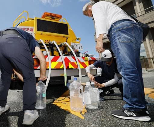 Aftermath of strong earthquake in Kumamoto People collect water from a water tanker truck in Uki, Kumamoto Prefecture, as tens of thousands of households remained without water on July 31, 2026, three days after a powerful earthquake struck the southwestern Japan prefecture.  A14AA0005624676P