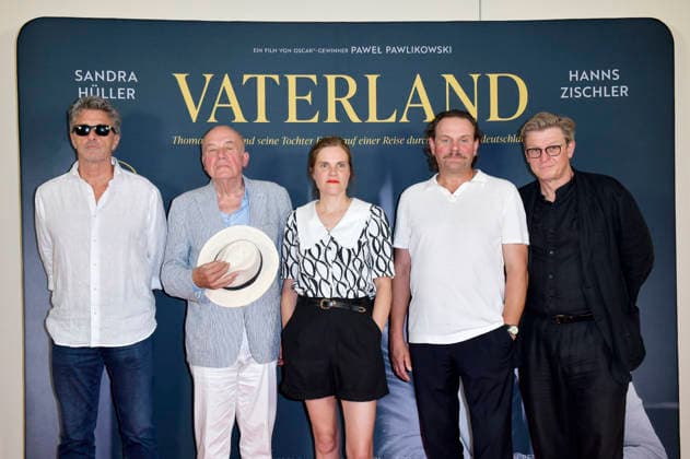 Pawel Pawlikowski, Hanns Zischler, Fritzi Haberlandt, Devid Striesow und Hendrik Handloegten bei der Premiere des Kinofilms Vaterland im Delphi-Filmpalast am Zoo. Berlin, 30.07.2026 *** Pawel Pawlikowski, Hanns Zischler, Fritzi Haberlandt, Devid Striesow, and Hendrik Handloegten at the premiere of the film *Vaterland* at the Delphi Filmpalast am Zoo in Berlin, July 30, 2026 Foto:xM.xBehrensx xFuturexImagex vaterland_6711