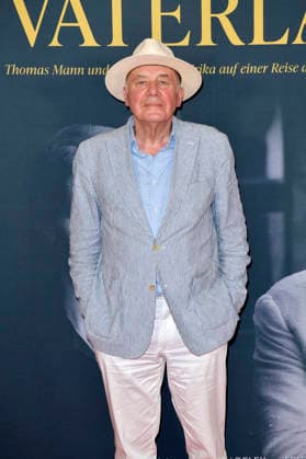 Hanns Zischler bei der Premiere des Kinofilms Vaterland im Delphi-Filmpalast am Zoo. Berlin, 30.07.2026 *** Hanns Zischler at the premiere of the movie *Vaterland* at the Delphi Filmpalast am Zoo in Berlin, July 30, 2026 Foto:xM.xBehrensx xFuturexImagex vaterland_6724