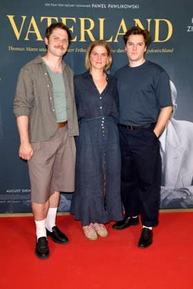 Enno Trebs, Nele Trebs und Theo Trebs bei der Premiere des Kinofilms Vaterland im Delphi-Filmpalast am Zoo. Berlin, 30.07.2026 *** Enno Trebs, Nele Trebs, and Theo Trebs at the premiere of the movie *Vaterland* at the Delphi Filmpalast am Zoo in Berlin, July 30, 2026 Foto:xM.xBehrensx xFuturexImagex vaterland_6727